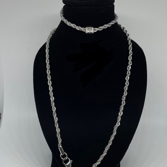 18k Gold Letter B Initial Pendant Necklace - Picture 2 of 2